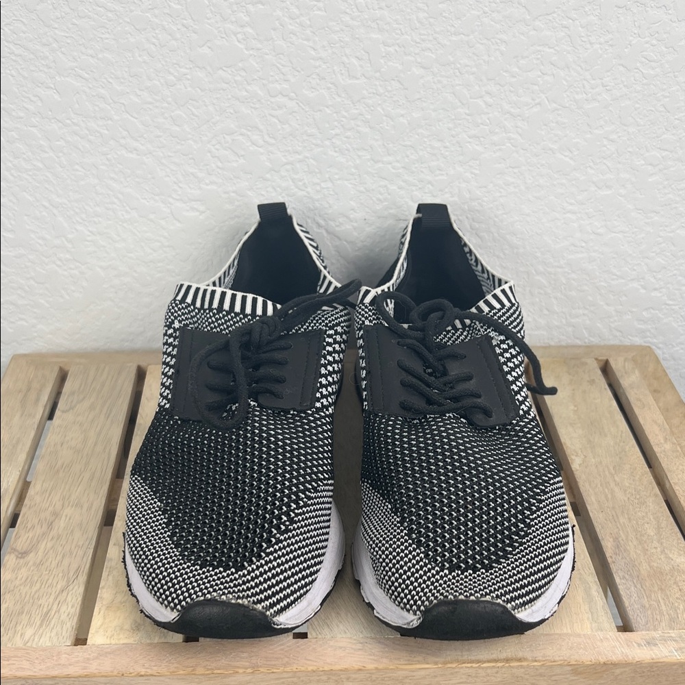 Steve Madden Women’s Monochrome Knit Sneakers Size 10